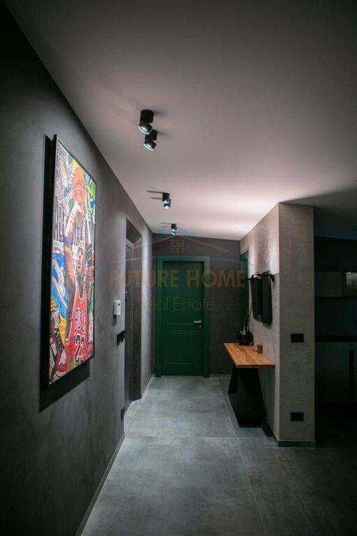 Shitet, Penthouse 3+1+3+2 Poste Parkimi, Liqeni i Thate, Tirane.