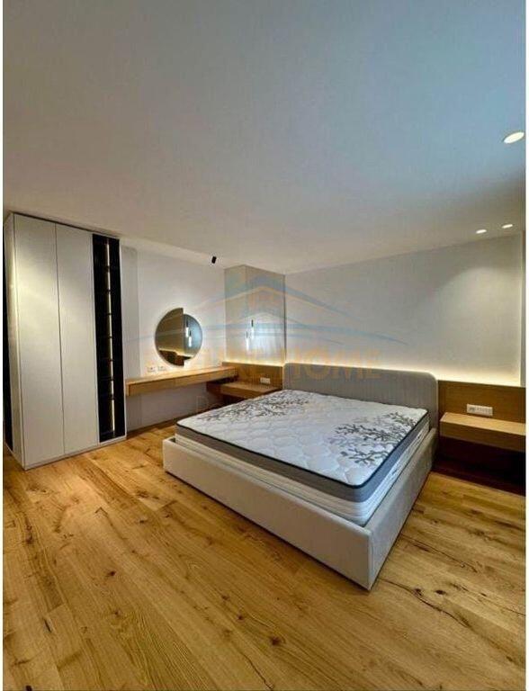 Shitet, Penthouse 3+1+3+2 Poste Parkimi, Liqeni i Thate, Tirane.