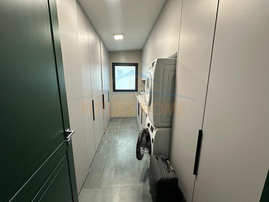 Shitet, Penthouse 3+1+3+2 Poste Parkimi, Liqeni i Thate, Tirane.