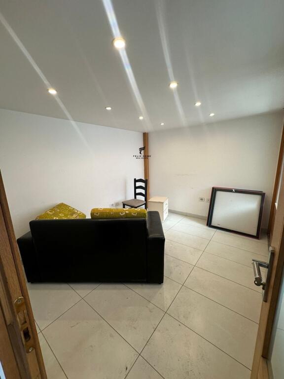 SHOP FOR RENT 280 M2 ASTIR 130,000 LEKE