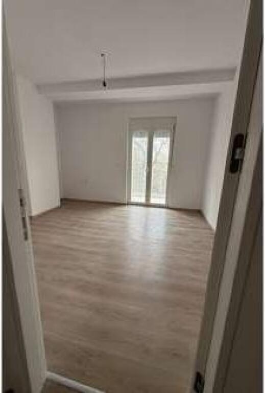 Ambjent per zyra me qira prane Air Albania stadium