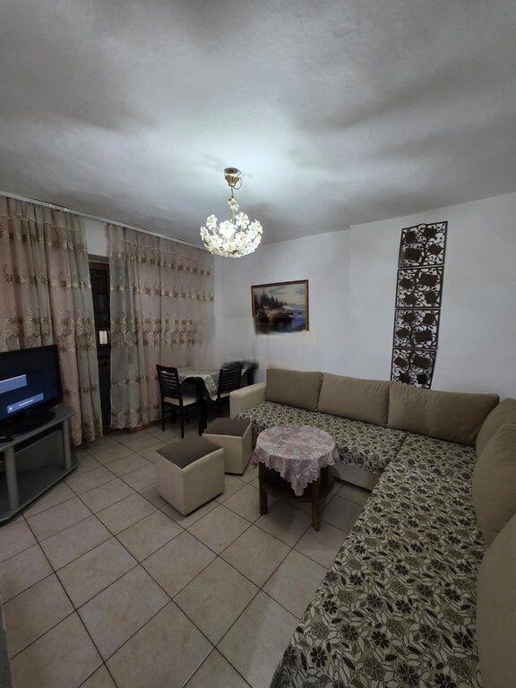 Shitet Apartament 1+1 te rruga Mine Peza pallati buze rruge.