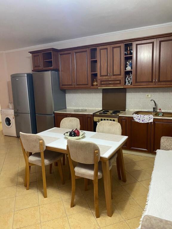 Jepet me Qera Apartament 1+1 Tek Shkembi i kavajes