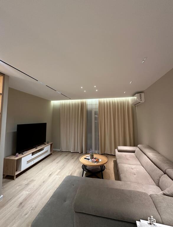 Appartamento in affitto 2+1+2+3 balconi su Bulverdi Migjeni, Astir