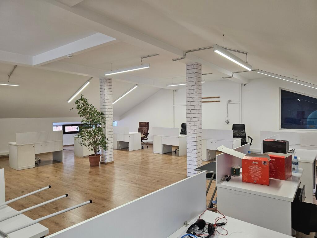 Ne BLLOK Jepet me Qira Zyrë me sipërfaqe 311 m² e ndarë me dy kate Rruga Sami Frasheri “pranë shkollës Edith Durham” Kati 1 sip 154 m Kati 2 sip 157