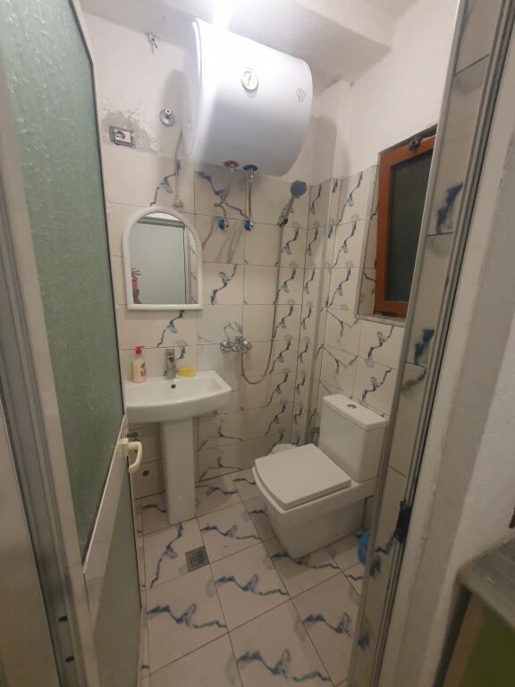 JEPET ME QERA 25 000 LEKE. GARSONIERE RRUGA MIGJENI LAPRAKE.