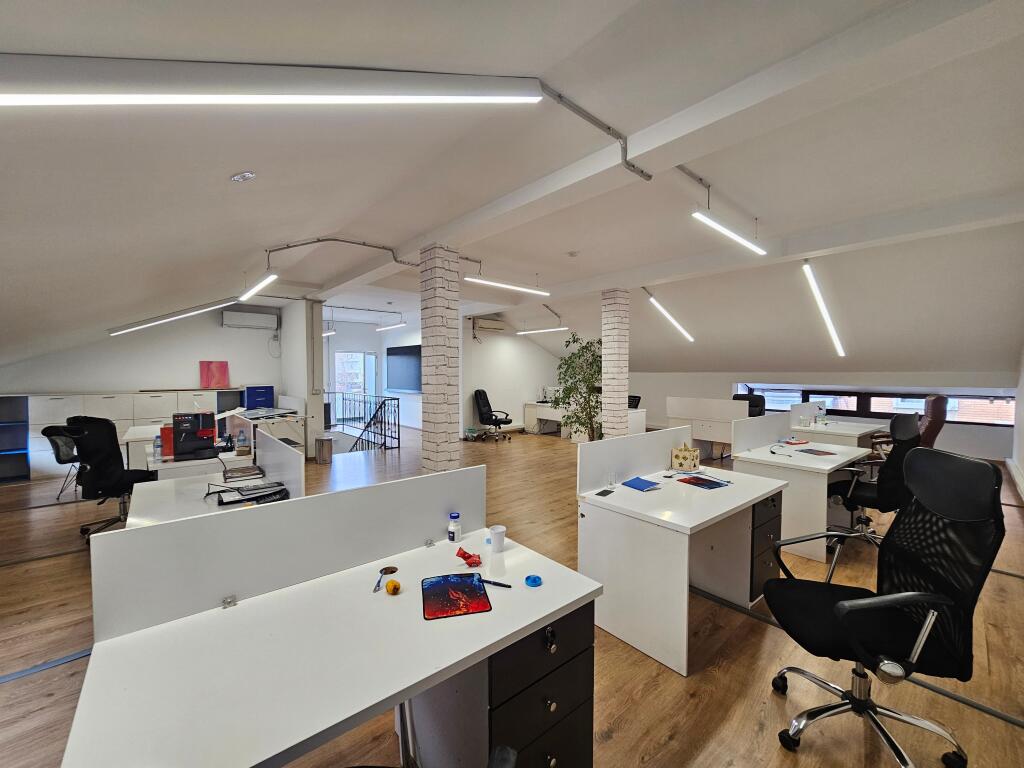 Ne BLLOK Jepet me Qira Zyrë me sipërfaqe 311 m² e ndarë me dy kate Rruga Sami Frasheri “pranë shkollës Edith Durham” Kati 1 sip 154 m Kati 2 sip 157