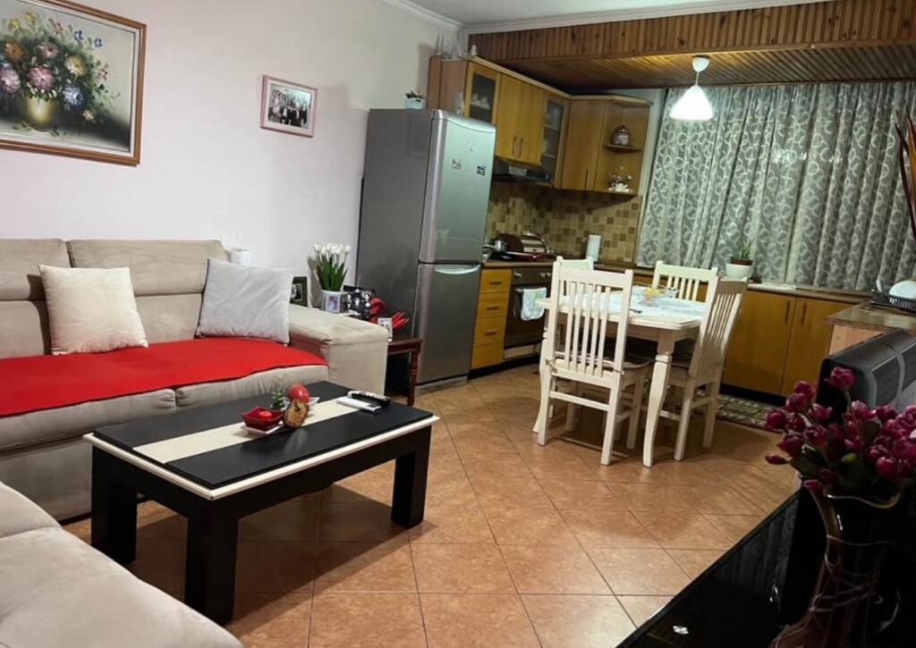 Apartament 2+1 ne Bllok per shitje,Prane Gjimnazit Petro Nini