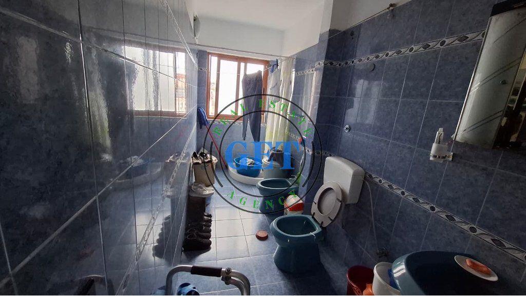 Shitet, Apartament 2+1, tek spitali, Durres.