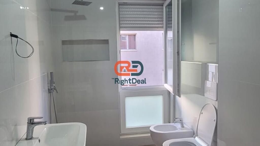 Tek Rruga Hoxha Tahsim, Jepet Me Qira Ambient Per Zyra Me Lokacion Perfekt !!!