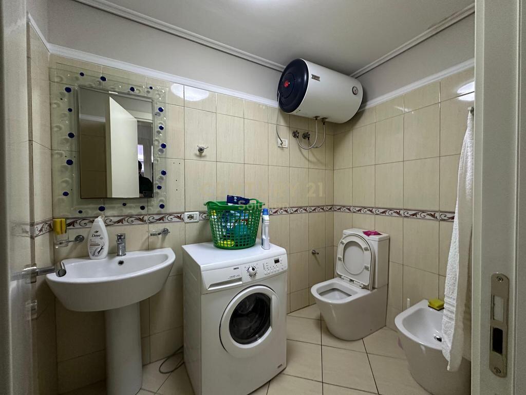 Shitet apartament 2+1+2 pranë Pallatit me Shigjeta