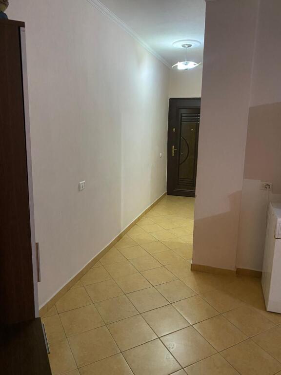 Jepet me Qera Apartament 1+1 Tek Shkembi i kavajes