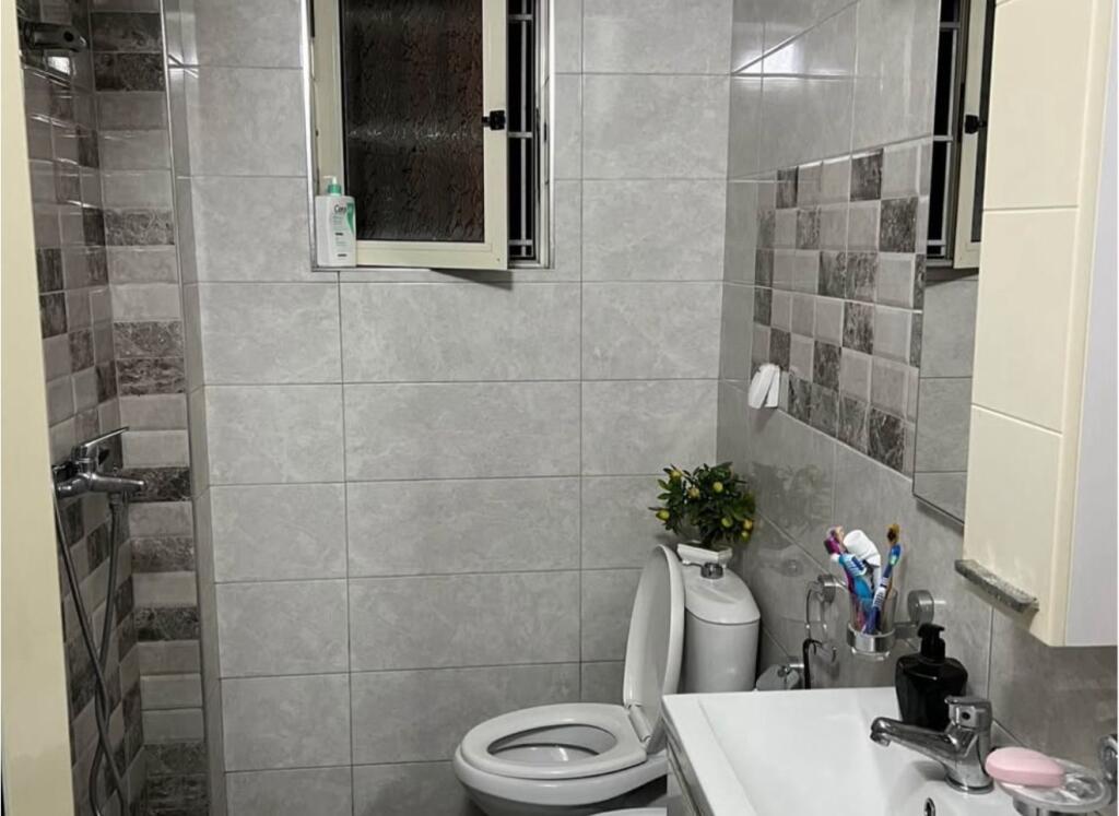 Apartament 2+1 ne shitje, Bllok, prane Gjimnazit Petro Nini