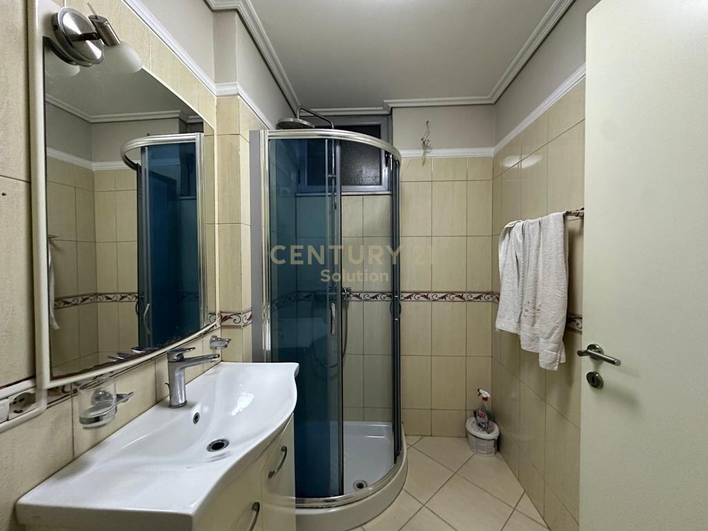 Shitet apartament 2+1+2 pranë Pallatit me Shigjeta