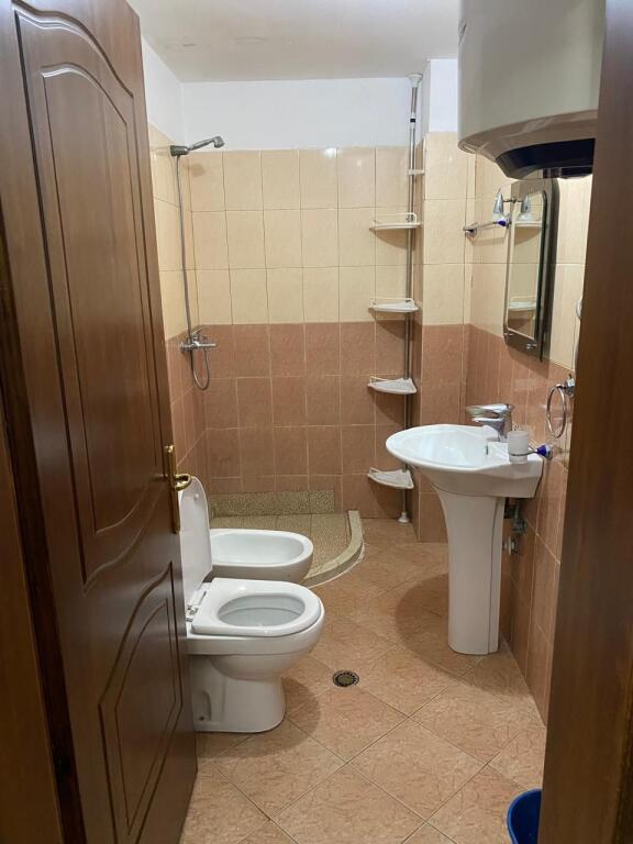 Jepet me Qera Apartament 1+1 Tek Shkembi i kavajes