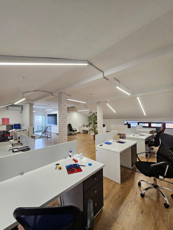 Ne BLLOK Jepet me Qira Zyrë me sipërfaqe 311 m² e ndarë me dy kate Rruga Sami Frasheri “pranë shkollës Edith Durham” Kati 1 sip 154 m Kati 2 sip 157