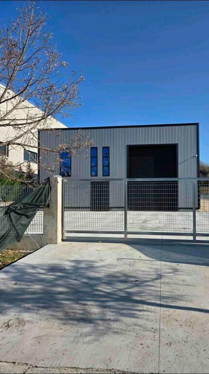 MAGAZINE ME QERA 850 M2 AUTOSTRADA TR-DR 4.250 EURO