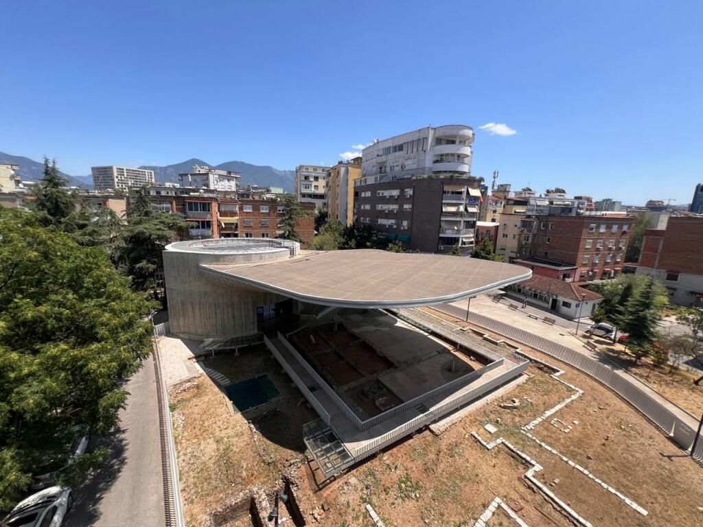 Shitet Apartament 2+1 në Rrugën e Durrësit, pranë Mozaikut të Tiranës. ID D8142A21