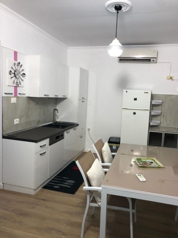 Jepet me qera apartament 2+1+2+🅿️ Rruga S.Bruzi,prane Spitalit te Traumes!