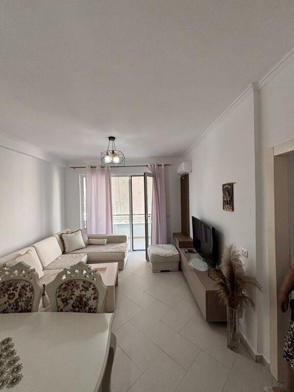 Jepet 2+1 me Qera prane Eleonores