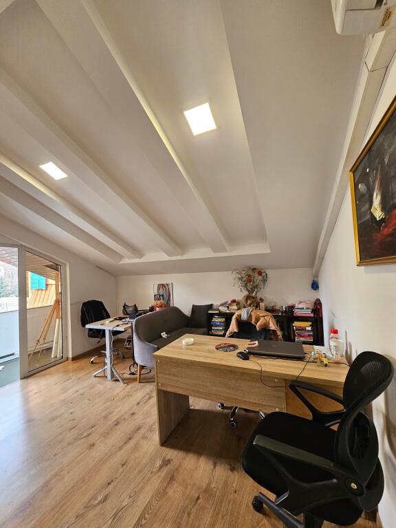 Ne BLLOK Jepet me Qira Zyrë me sipërfaqe 311 m² e ndarë me dy kate Rruga Sami Frasheri “pranë shkollës Edith Durham” Kati 1 sip 154 m Kati 2 sip 157