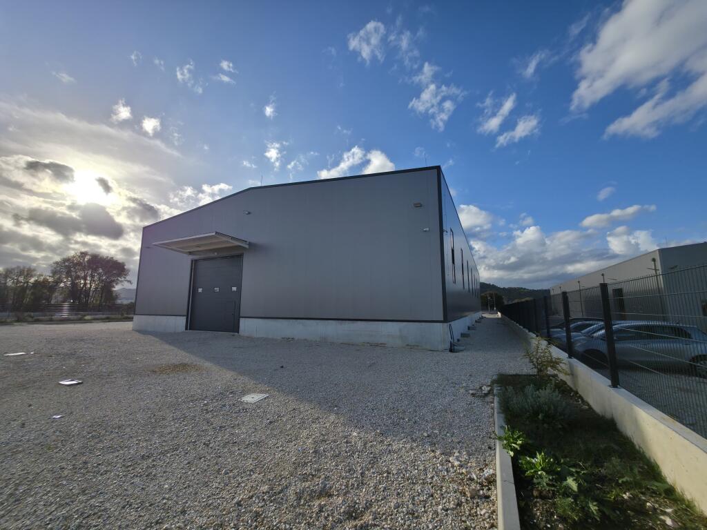 Jepet me qera kapanon modern prane rruges se Rinasit