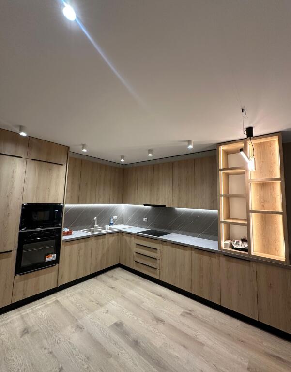 Appartamento in affitto 2+1+2+3 balconi su Bulverdi Migjeni, Astir