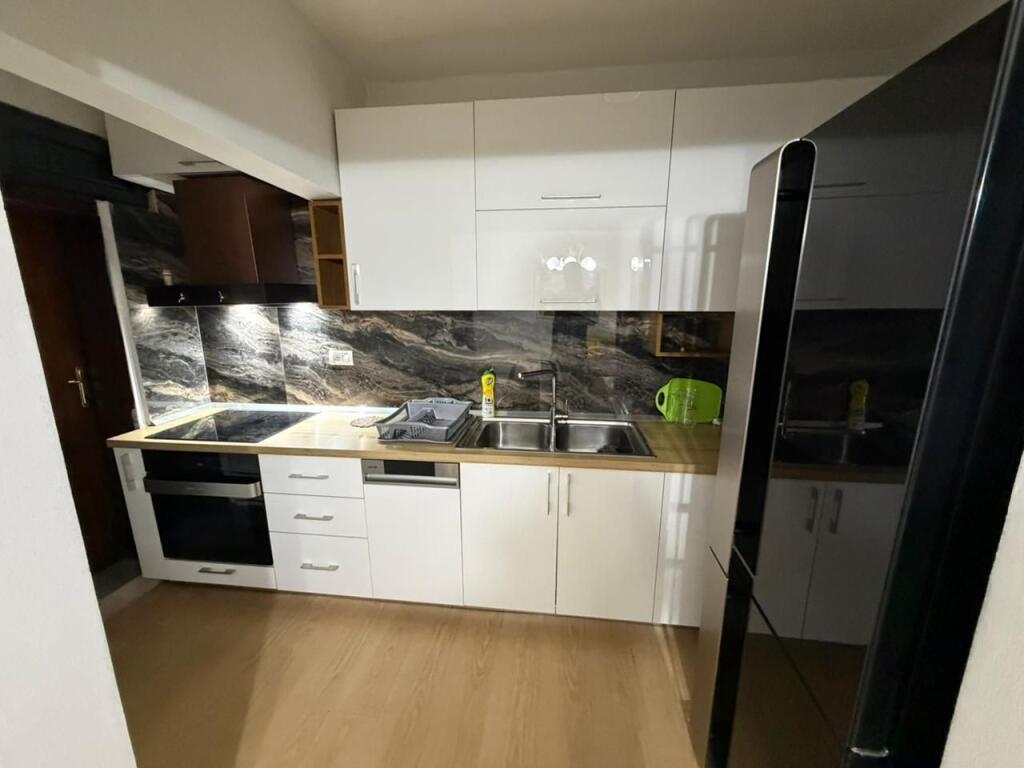 🏡Appartamento 1+1 in affitto 📍 Indirizzo: Vecchio Parco, Via Ndre Mjeda💶 Prezzo: 500€ (non trattabile)