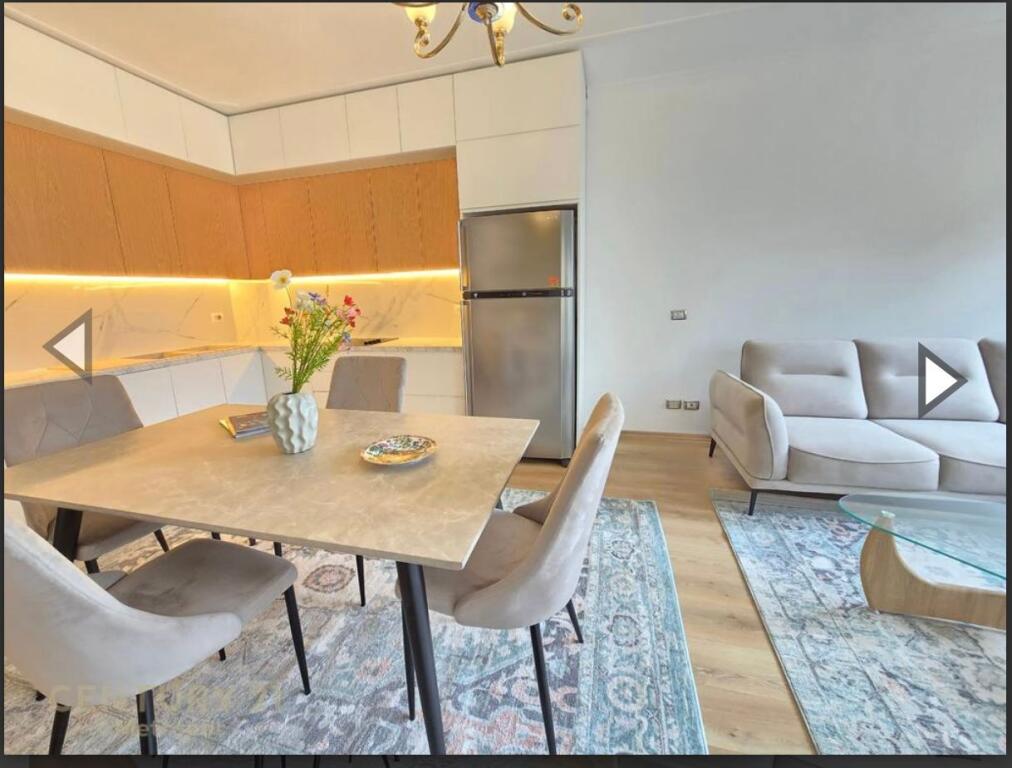 2+1,lussuosamente arredato a Shallvaret, prezzo 1150 euro