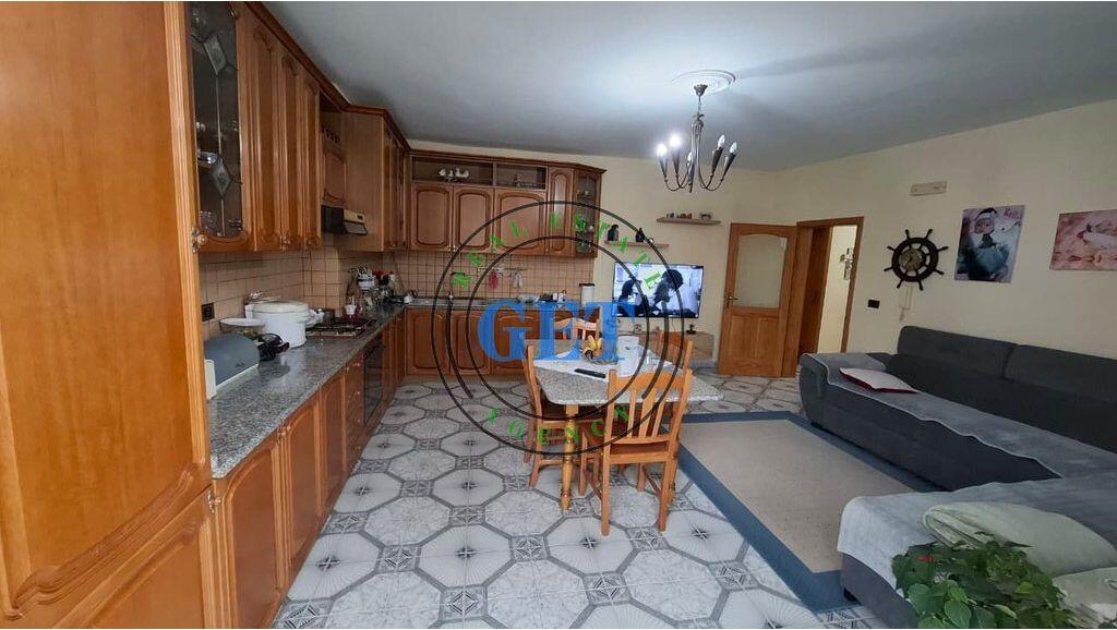 Shitet, Apartament 2+1, tek spitali, Durres.