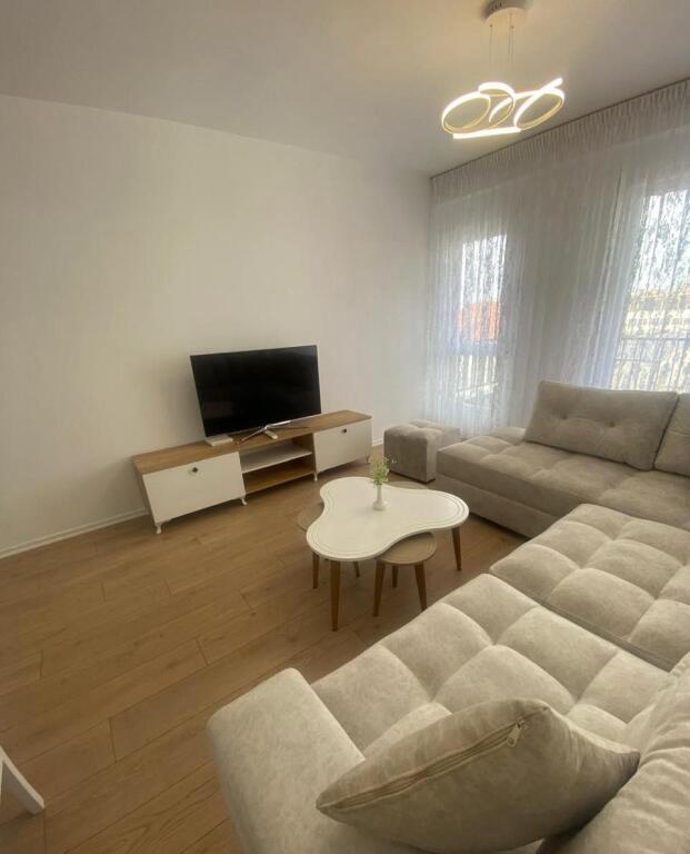🏢Rruga 5 Maji,prane Oda Lounge jepet me qera apartament 1+1,i mobiluar. 55,000Leke