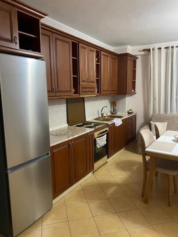 Jepet me Qera Apartament 1+1 Tek Shkembi i kavajes