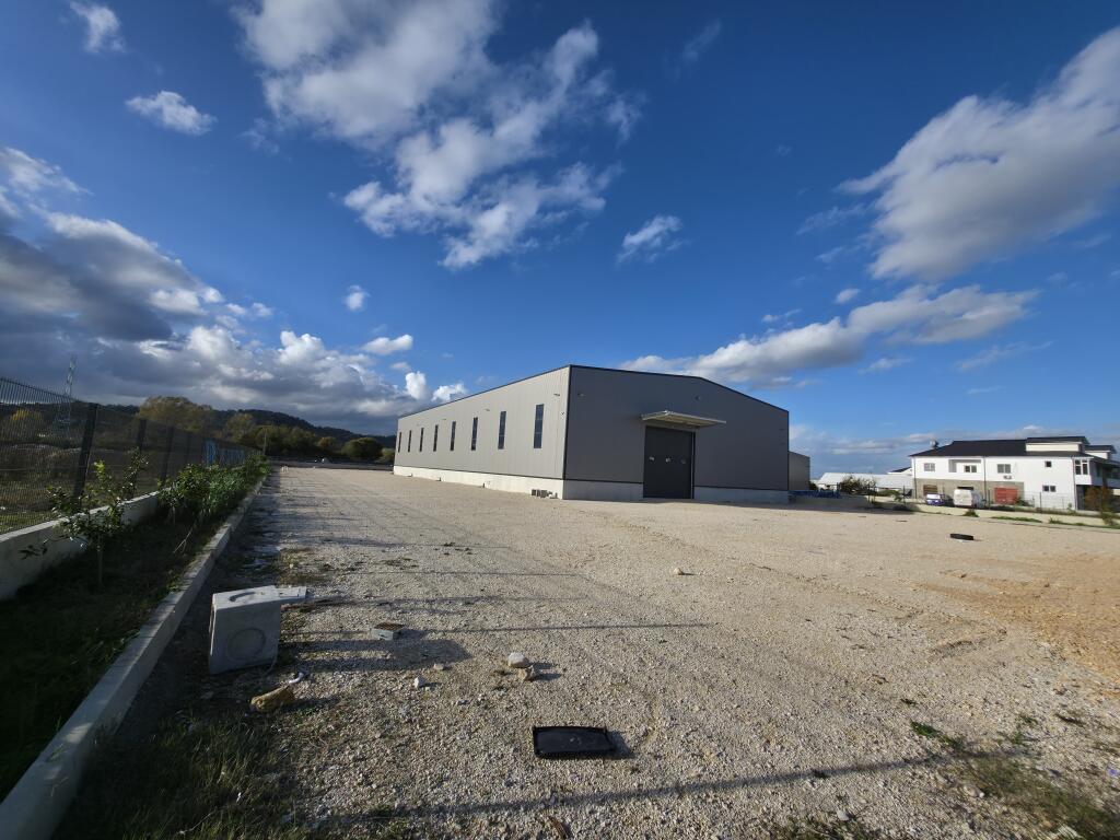 Jepet me qera kapanon modern prane rruges se Rinasit