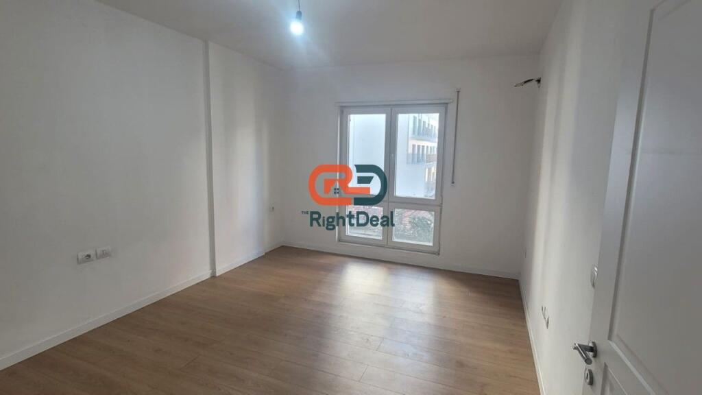 Tek Rruga Hoxha Tahsim, Jepet Me Qira Ambient Per Zyra Me Lokacion Perfekt !!!