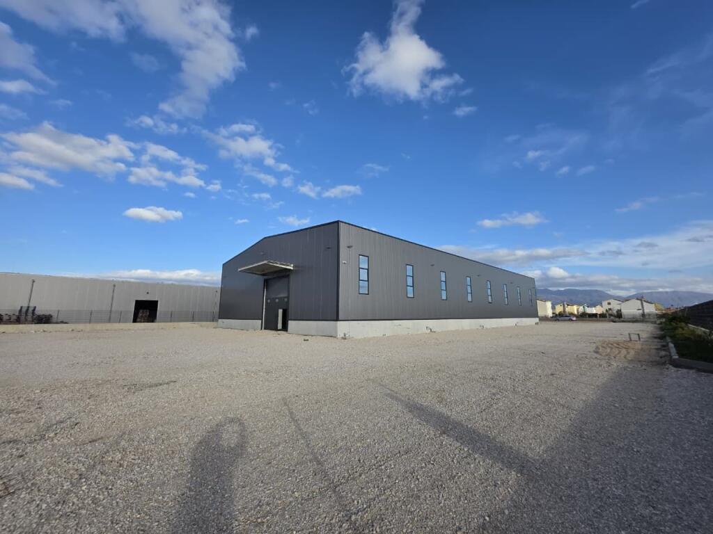 Jepet me qera kapanon modern prane rruges se Rinasit