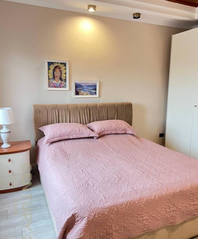Apartament 1+1  dhe gasoniere ne Qender.