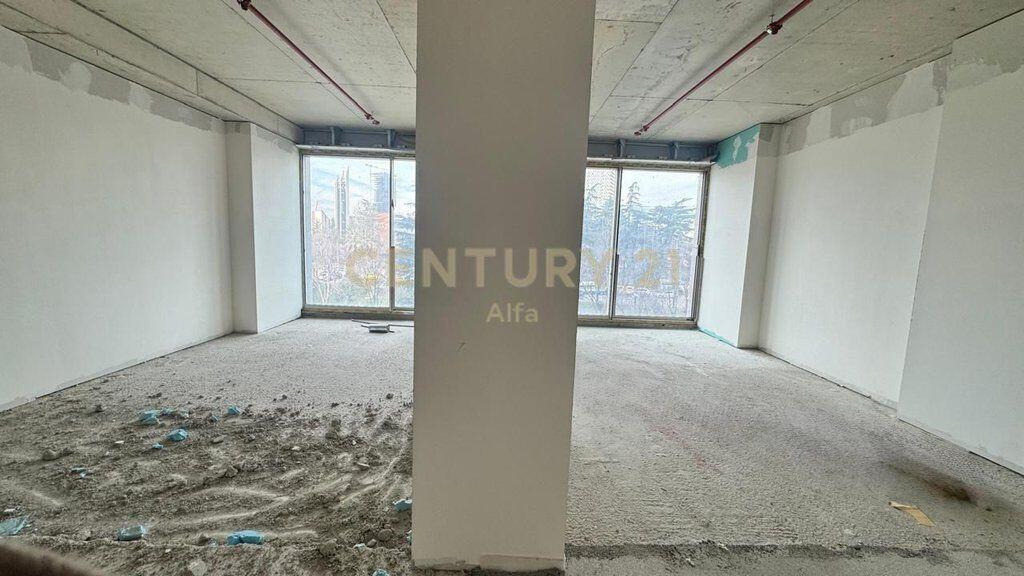 Jepet me qira ambient me fasade nga rruga tek Downtown one ,Rruga e Elbasanit !