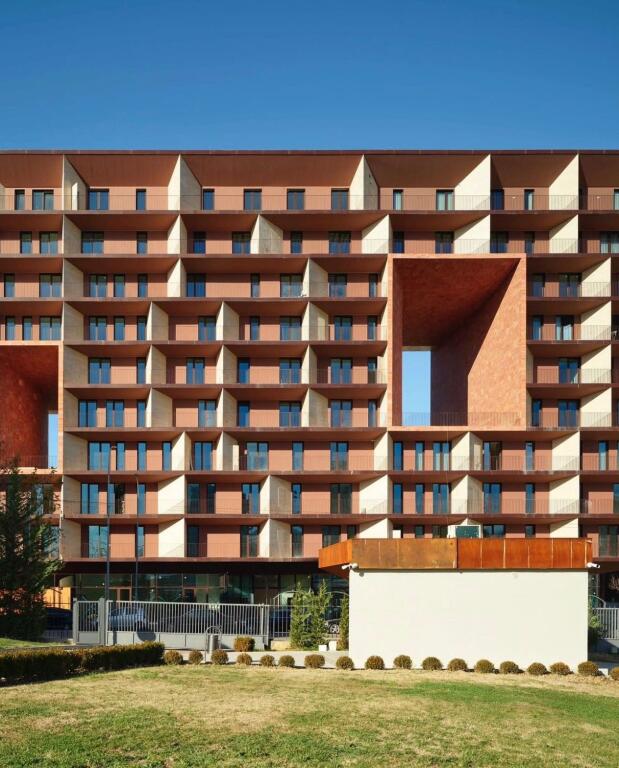 ZYRE ME QERA 127.07 M2 RRUGA E KOSOVAREVE 1500 EURO