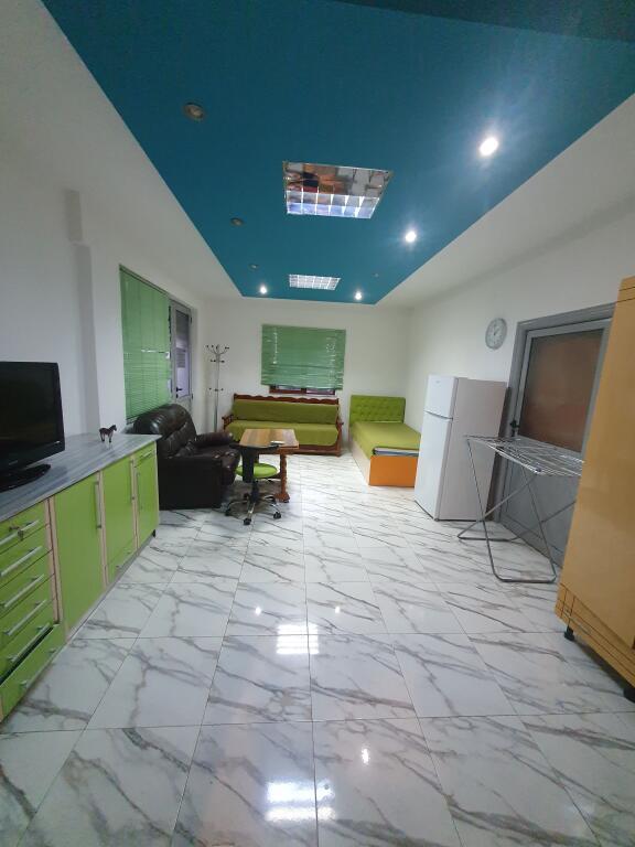 JEPET ME QERA 25 000 LEKE. GARSONIERE RRUGA MIGJENI LAPRAKE.