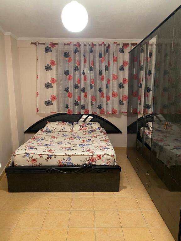 Jepet me Qera Apartament 1+1 Tek Shkembi i kavajes