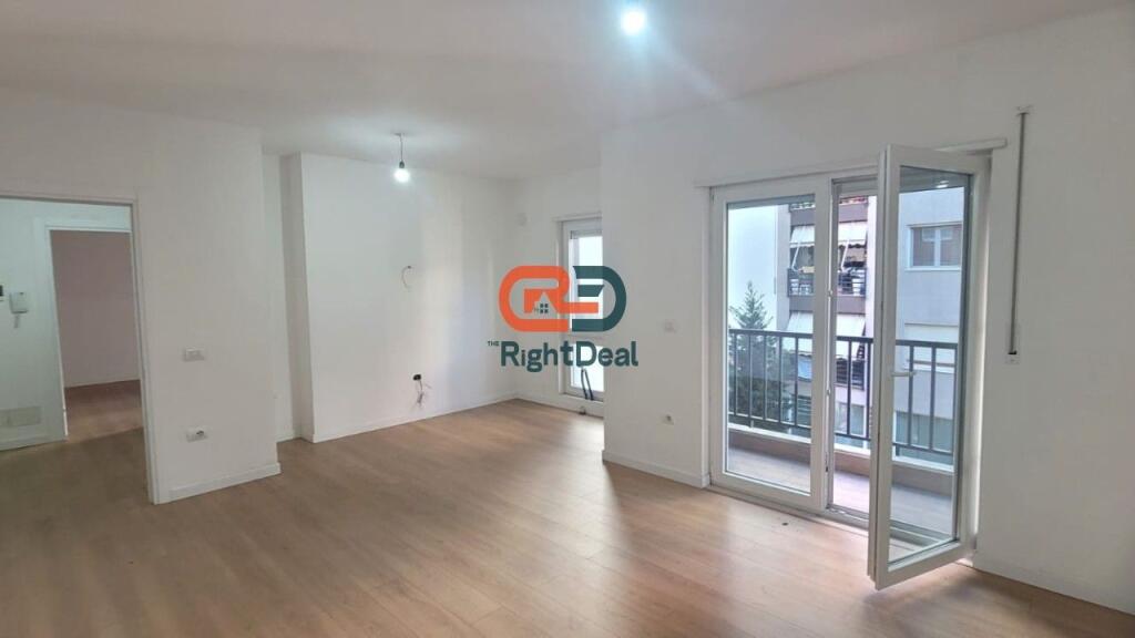 Tek Rruga Hoxha Tahsim, Jepet Me Qira Ambient Per Zyra Me Lokacion Perfekt !!!