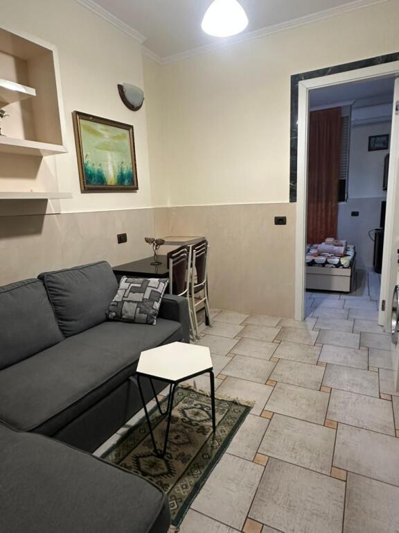 Apartament 1+1 me Qira – Rruga 5 Maji