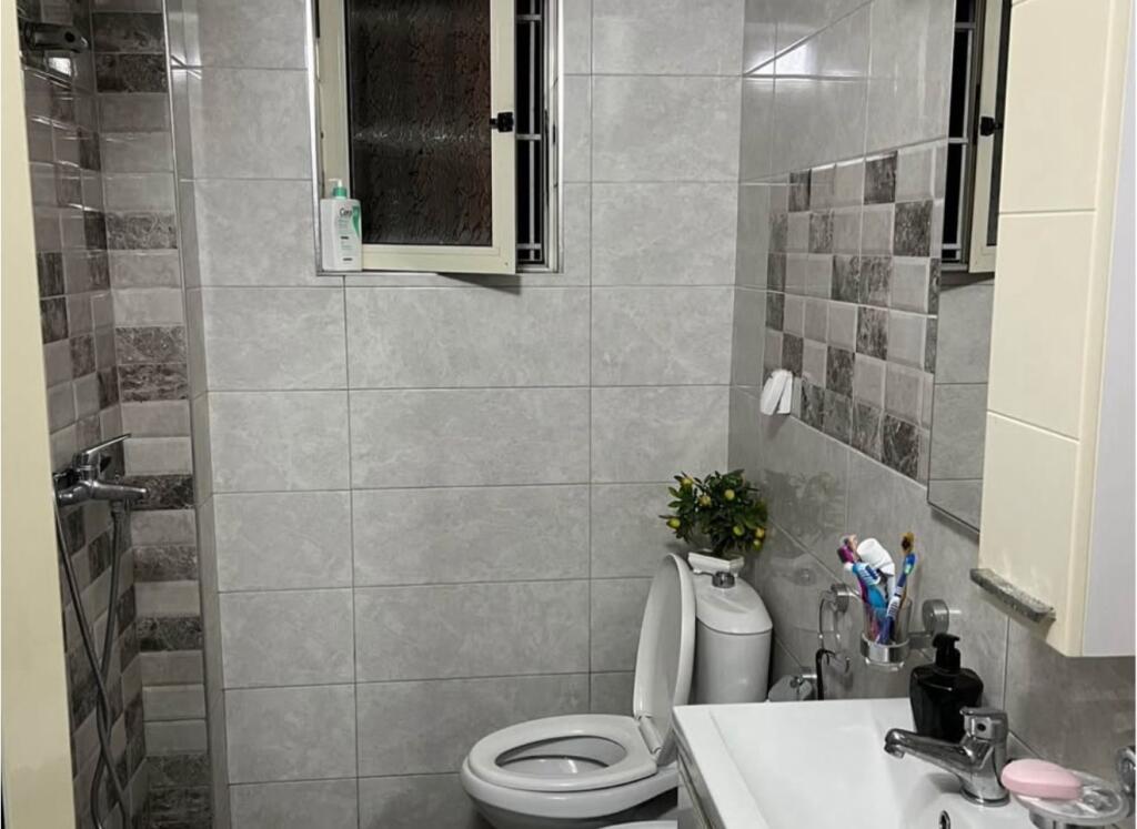 Apartament 2+1 ne Bllok per shitje,Prane Gjimnazit Petro Nini