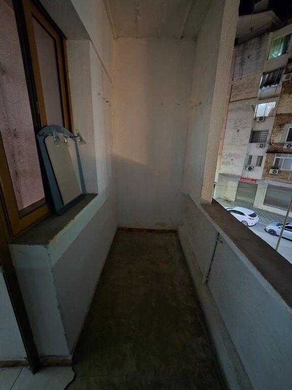 Shitet Apartament 1+1 te rruga Mine Peza pallati buze rruge.