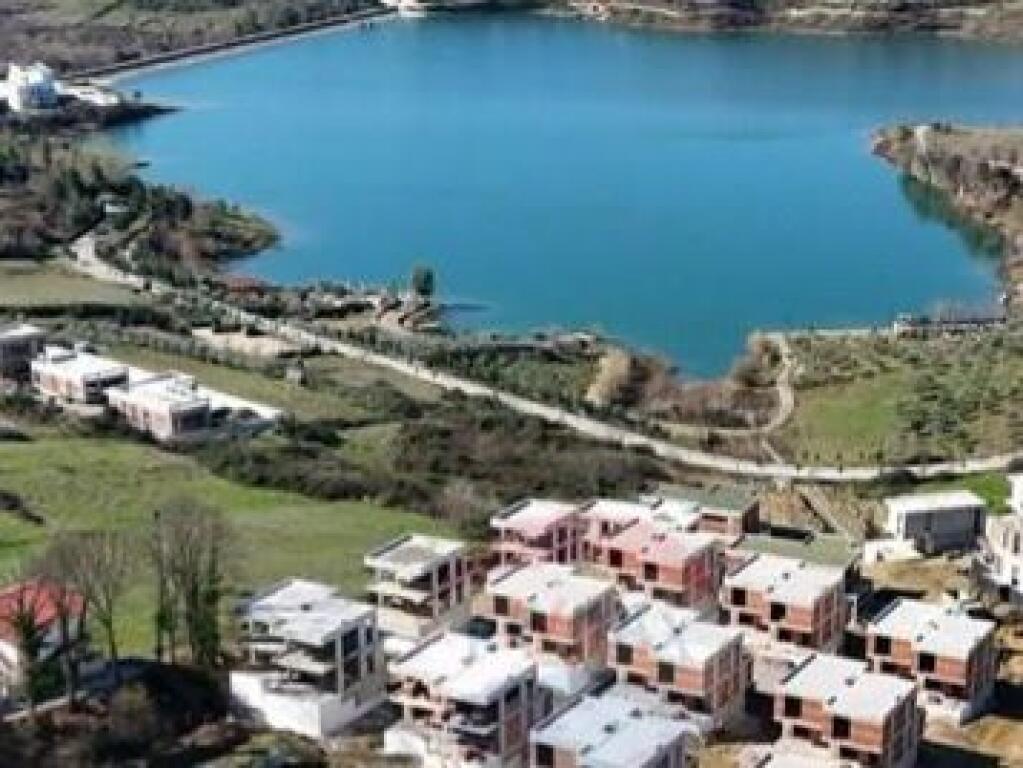 Shitet Vila 3 kate buze Liqenit te Farkes