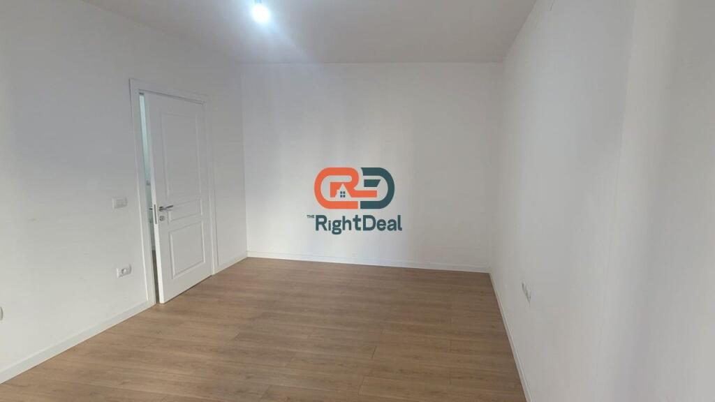 Tek Rruga Hoxha Tahsim, Jepet Me Qira Ambient Per Zyra Me Lokacion Perfekt !!!