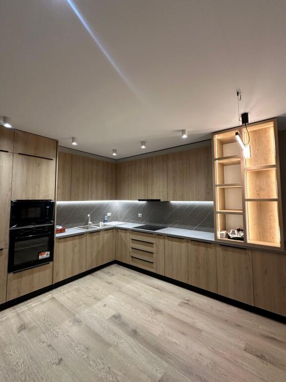 Appartamento in affitto 2+1+2+3 balconi su Bulverdi Migjeni, Astir