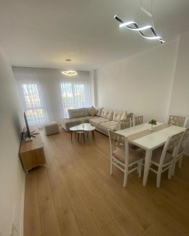 🏢Rruga 5 Maji,prane Oda Lounge jepet me qera apartament 1+1,i mobiluar. 55,000Leke