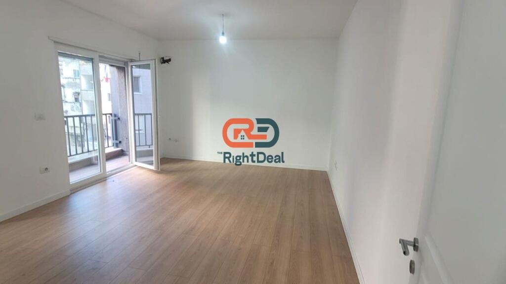 Tek Rruga Hoxha Tahsim, Jepet Me Qira Ambient Per Zyra Me Lokacion Perfekt !!!