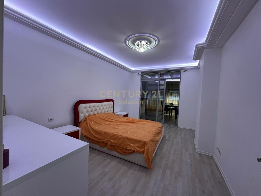 Shitet apartament 2+1+2 pranë Pallatit me Shigjeta